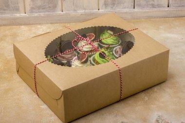 Bir kutu içinde lezzetli kek