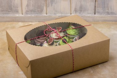 Bir kutu içinde lezzetli kek