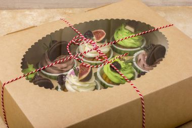 Bir kutu içinde lezzetli kek