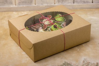 Bir kutu içinde lezzetli kek