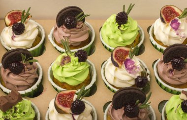 Bir kutu içinde lezzetli kek