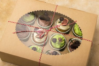 Lezzetli kek bir kutu içinde. Bisküvi, çikolata, incir reçeli ile cupcakes.