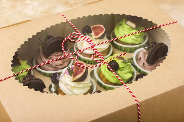 Bir kutu içinde lezzetli kek