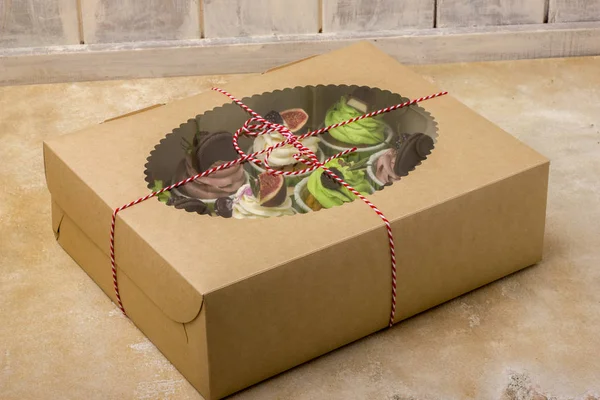 Bir kutu içinde lezzetli kek