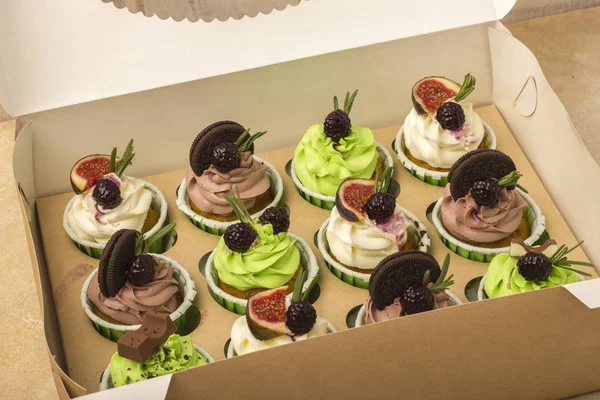 Bir kutu içinde lezzetli kek