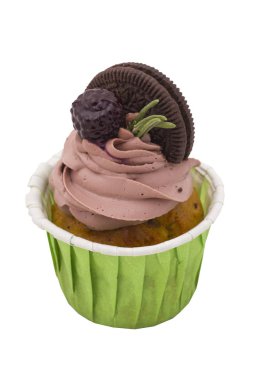 Bisküvi ve beyaz zemin üzerine marmelat böğürtlen ile çikolatalı kek.