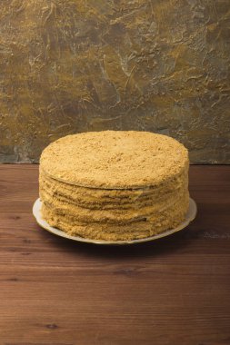 Tatlım pasta karanlık bir arka plan üzerinde. 