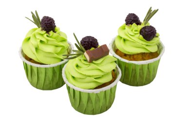 Marmelat böğürtlen ve çikolata, beyaz bir arka plan üzerinde bir dilim ile lezzetli cupcakes