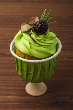 Marmelat böğürtlen ve bir parça çikolata lezzetli kek. 