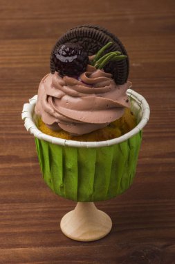 Marmelat böğürtlen ve incir ile lezzetli kek.