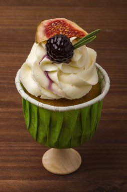 Marmelat böğürtlen ve incir ile lezzetli kek.