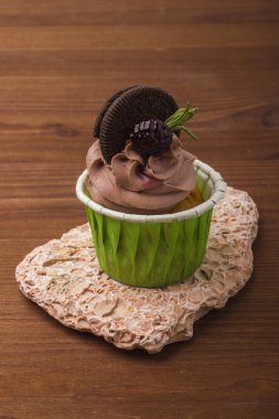 Marmelat böğürtlen ve taş bir tepsi kurabiye cupcake. 