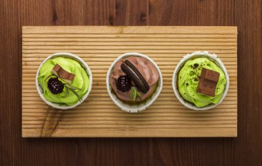 Bir ahşap tahta üzerinde üç top kek. Ahşap arka plan. Lezzetli bir tatlı