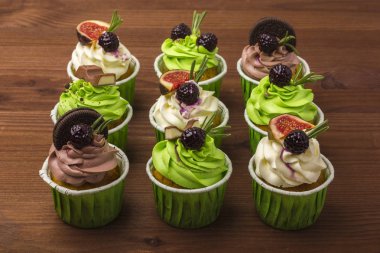  Cupcakes ahşap arka plan üzerinde bir dizi