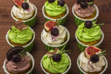 Cupcakes ahşap arka plan üzerinde bir dizi.