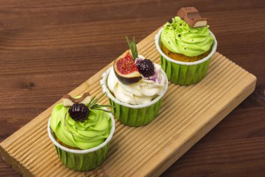 Bir ahşap tahta üzerinde üç top kek. Ahşap arka plan. 