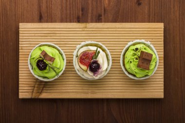 Bir ahşap tahta üzerinde üç top kek. Ahşap arka plan. Lezzetli bir tatlı