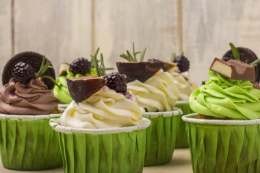  Cupcakes hafif bir arka plan üzerinde bir dizi