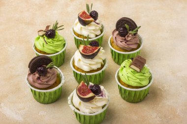 Cupcakes hafif bir arka plan üzerinde bir dizi. 