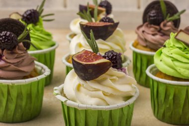 Cupcakes hafif bir arka plan üzerinde bir dizi.