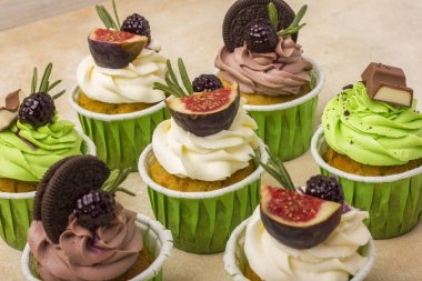 Cupcakes hafif bir arka plan üzerinde bir dizi