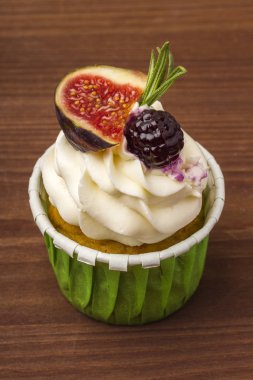 Marmelat böğürtlen ve incir ile lezzetli kek