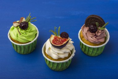  Cupcakes mavi bir arka plan üzerinde bir dizi