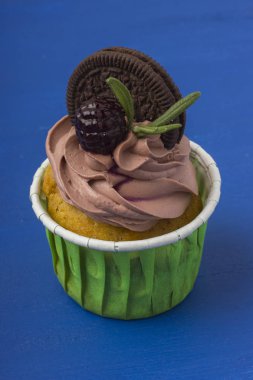 Marmelat böğürtlen ve bisküvi ile lezzetli kek