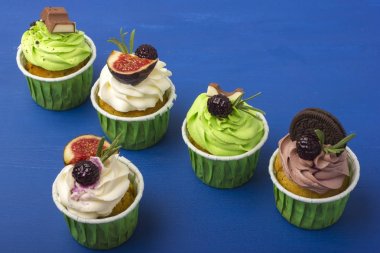 Cupcakes metnin altına bir yer ile mavi bir arka plan üzerinde bir dizi