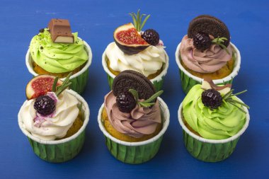 Cupcakes mavi bir arka plan üzerinde bir dizi
