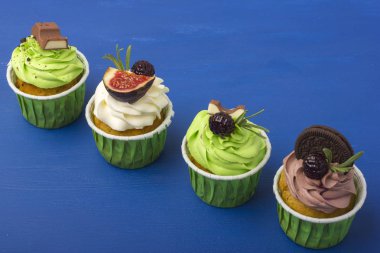 Cupcakes metnin altına bir yer ile mavi bir arka plan üzerinde bir dizi