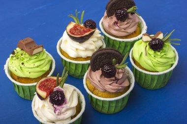 Cupcakes mavi bir arka plan üzerinde bir dizi