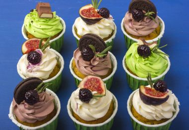 Cupcakes mavi bir arka plan üzerinde bir dizi