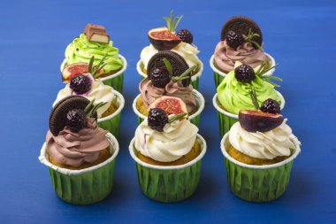 Cupcakes mavi bir arka plan üzerinde bir dizi