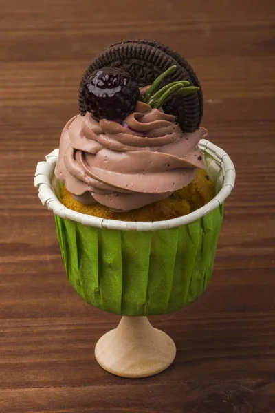 Marmelat böğürtlen ve incir ile lezzetli kek.