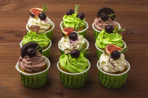  Cupcakes ahşap arka plan üzerinde bir dizi