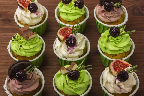 Cupcakes ahşap arka plan üzerinde bir dizi.