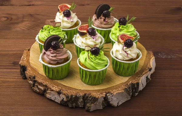 Cupcakes ahşap bir gemide bir dizi huş yaptı. Ahşap arka plan.