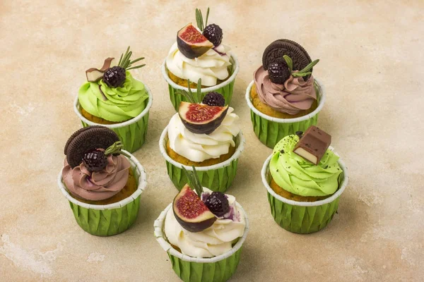 Cupcakes hafif bir arka plan üzerinde bir dizi. 