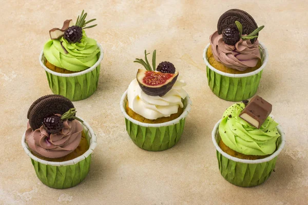 Cupcakes hafif bir arka plan üzerinde bir dizi