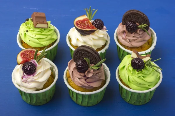 Cupcakes mavi bir arka plan üzerinde bir dizi