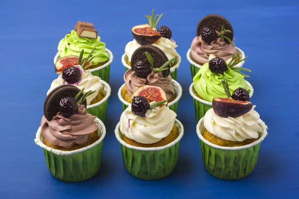 Cupcakes mavi bir arka plan üzerinde bir dizi