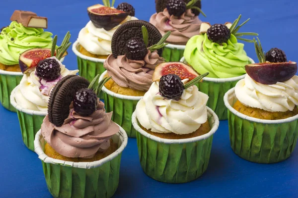 Cupcakes mavi bir arka plan üzerinde bir dizi