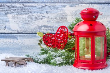 İçten ve dal köknar ağacı bir mum şamdan. Noel dekorasyonu ve metin için yer. Noel ve yeni yıl Tema 