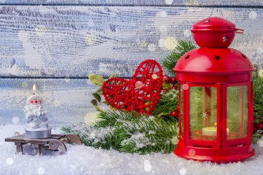 İçten ve dal köknar ağacı bir mum şamdan. Noel dekorasyonu ve metin için yer. Noel ve yeni yıl Tema 