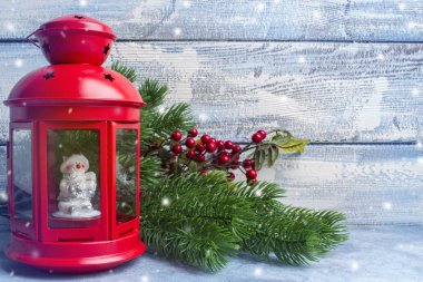 Kırmızı mum içinde bir mum ve bir Noel ağacı dalı. Noel ve yeni yıl Tema