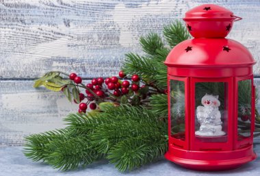 Kırmızı mum içinde bir mum ve bir Noel ağacı dalı. Noel ve yeni yıl Tema