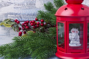 Kırmızı mum içinde bir mum ve bir Noel ağacı dalı. Noel ve yeni yıl Tema