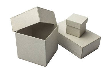 Tasarımınızı tanıtımı için karton bir kutu. Nesneler beyaz arka plan üzerinde. İzole 