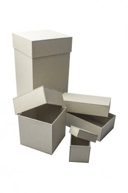 Tasarımınızı tanıtımı için karton bir kutu. Nesneler beyaz arka plan üzerinde. İzole 